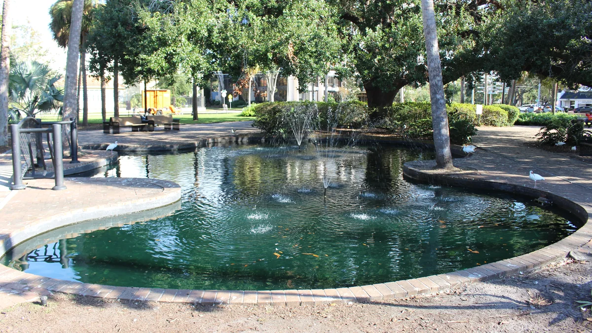 The fountain and pond at Lake Eola Park in Orlando